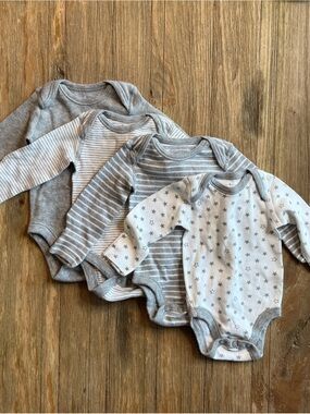 Moon and Back by Hanna Andersson Baby Onsie Gray Bodysuit White Long Sleeve NB